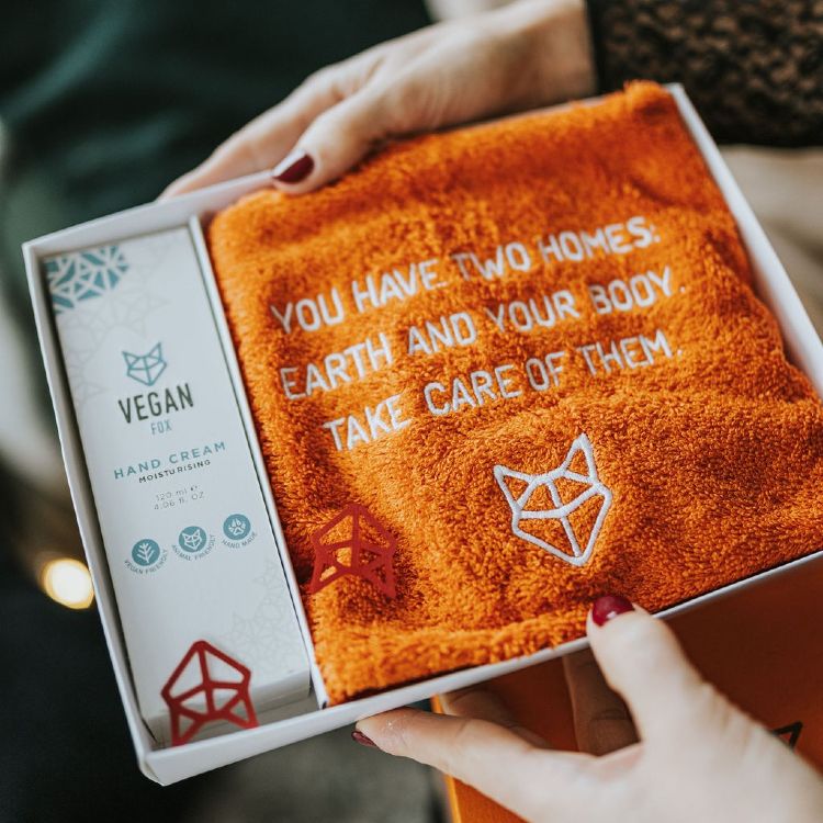 GESCHENK MIT BESTICKTEM HANDTUCH Vegan Fox Deutschland